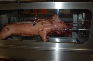 Spanferkel am Spie&szlig; im Schaugrill
