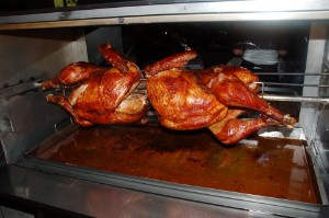 2 Truth&auml;hne am Spie&szlig; im Schaugrill